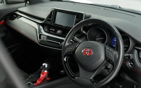 Toyota C-HR I рестайлинг, 2019 год, 2 260 000 рублей, 11 фотография