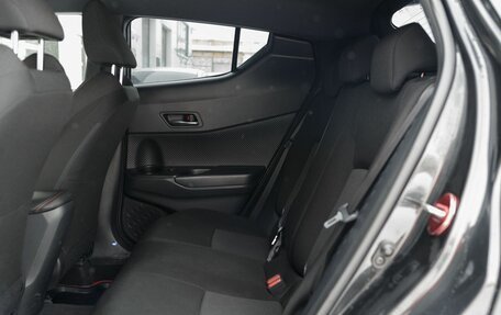 Toyota C-HR I рестайлинг, 2019 год, 2 260 000 рублей, 19 фотография