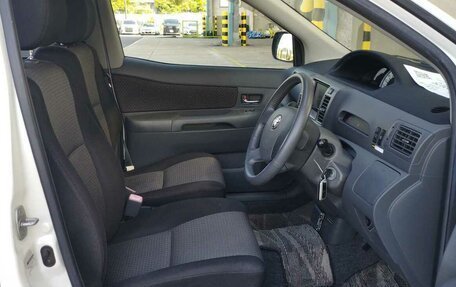 Toyota Raum II, 2008 год, 1 075 000 рублей, 8 фотография