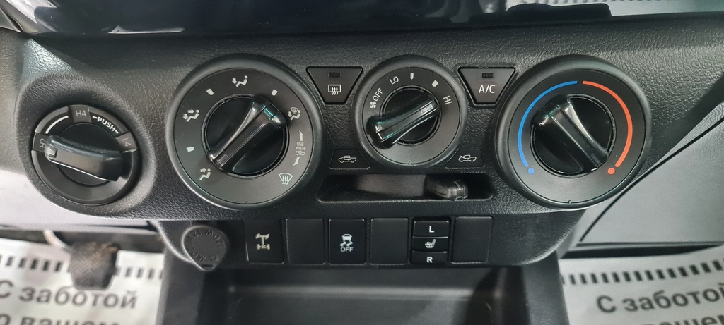 Toyota Hilux VIII, 2018 год, 2 680 000 рублей, 14 фотография