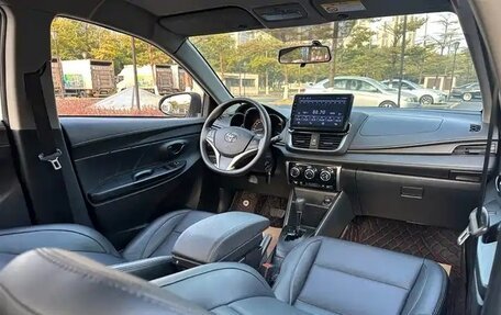 Toyota Yaris XP150 рестайлинг, 2022 год, 1 275 000 рублей, 17 фотография