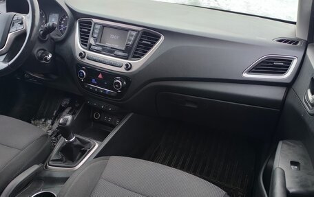 Hyundai Solaris II рестайлинг, 2018 год, 900 000 рублей, 5 фотография