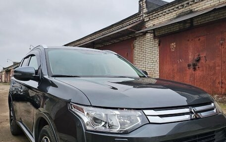 Mitsubishi Outlander III рестайлинг 3, 2014 год, 1 850 000 рублей, 2 фотография