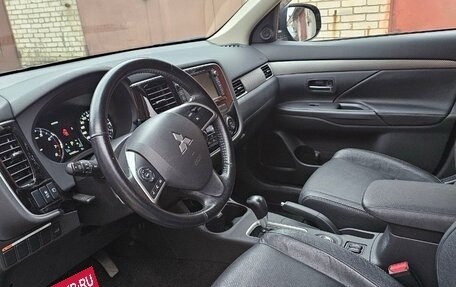 Mitsubishi Outlander III рестайлинг 3, 2014 год, 1 850 000 рублей, 10 фотография