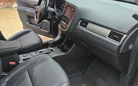 Mitsubishi Outlander III рестайлинг 3, 2014 год, 1 850 000 рублей, 11 фотография