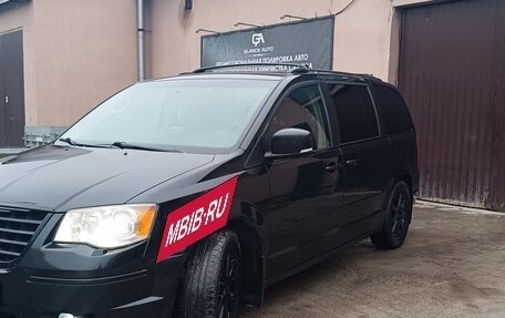 Chrysler Voyager IV, 2010 год, 1 500 000 рублей, 2 фотография