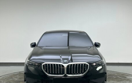 BMW 5 серия, 2024 год, 5 930 000 рублей, 2 фотография