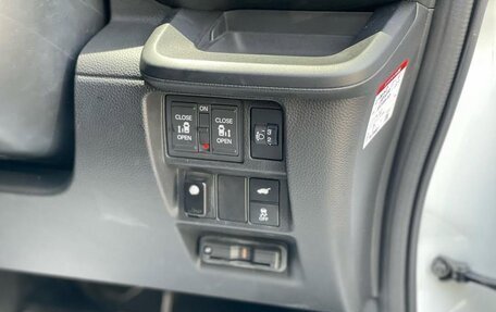 Honda Stepwgn, 2022 год, 2 640 000 рублей, 11 фотография