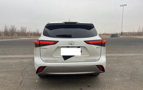 Toyota Highlander, 2024 год, 4 990 000 рублей, 5 фотография