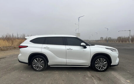 Toyota Highlander, 2024 год, 4 990 000 рублей, 4 фотография