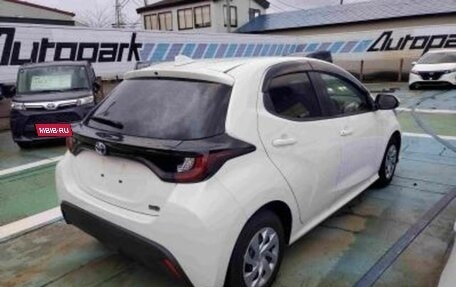 Toyota Yaris, 2022 год, 1 499 000 рублей, 2 фотография