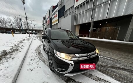 Mitsubishi Outlander III рестайлинг 3, 2016 год, 1 750 000 рублей, 2 фотография