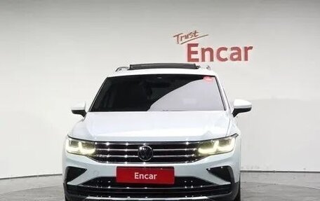 Volkswagen Tiguan II, 2021 год, 4 200 000 рублей, 2 фотография