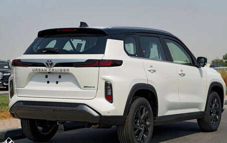 Toyota Urban Cruiser, 2024 год, 3 000 000 рублей, 2 фотография