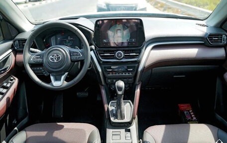 Toyota Urban Cruiser, 2024 год, 3 000 000 рублей, 7 фотография