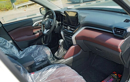 Toyota Urban Cruiser, 2024 год, 3 000 000 рублей, 13 фотография