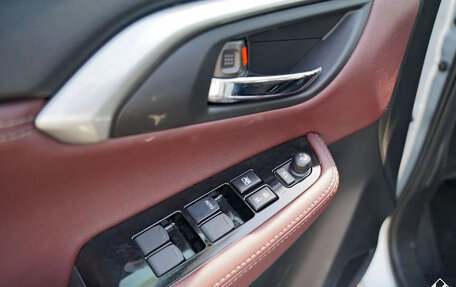 Toyota Urban Cruiser, 2024 год, 3 000 000 рублей, 12 фотография