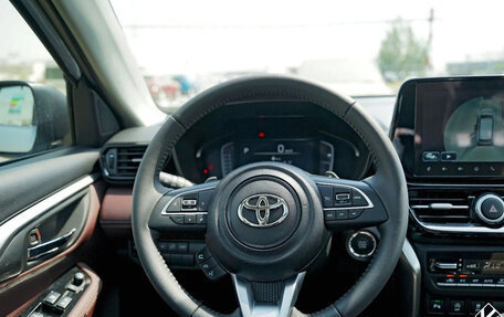 Toyota Urban Cruiser, 2024 год, 3 000 000 рублей, 8 фотография