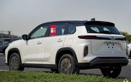 Toyota Urban Cruiser, 2024 год, 3 000 000 рублей, 3 фотография