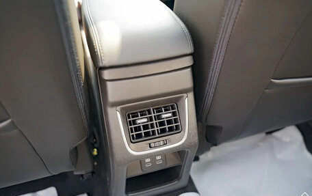 Toyota Urban Cruiser, 2024 год, 3 000 000 рублей, 15 фотография