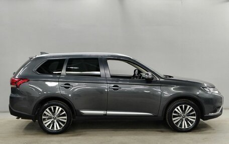 Mitsubishi Outlander III рестайлинг 3, 2021 год, 2 303 000 рублей, 4 фотография