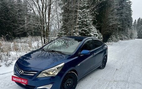 Hyundai Solaris II рестайлинг, 2015 год, 900 000 рублей, 2 фотография