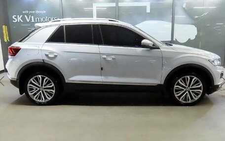 Volkswagen T-Roc I, 2021 год, 2 299 911 рублей, 3 фотография