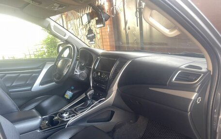 Mitsubishi Pajero Sport III рестайлинг, 2017 год, 2 750 000 рублей, 6 фотография