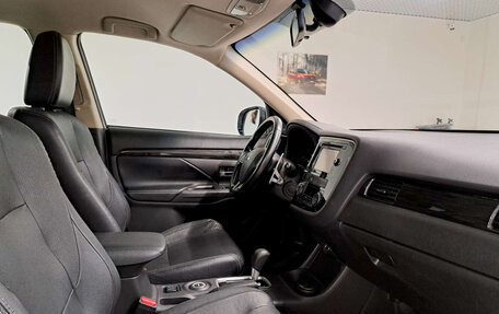 Mitsubishi Outlander III рестайлинг 3, 2016 год, 2 090 000 рублей, 15 фотография