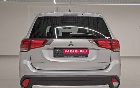 Mitsubishi Outlander III рестайлинг 3, 2016 год, 2 090 000 рублей, 10 фотография