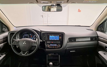 Mitsubishi Outlander III рестайлинг 3, 2016 год, 2 090 000 рублей, 18 фотография