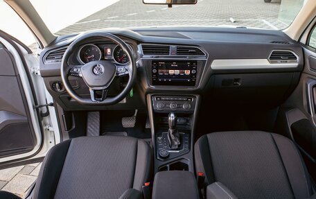 Volkswagen Tiguan II, 2020 год, 2 355 000 рублей, 17 фотография