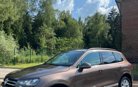 Volkswagen Touareg III, 2011 год, 1 550 000 рублей, 2 фотография