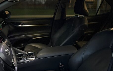 Toyota Camry, 2021 год, 3 350 000 рублей, 7 фотография