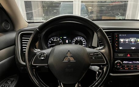 Mitsubishi Outlander III рестайлинг 3, 2017 год, 1 915 000 рублей, 12 фотография