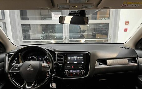 Mitsubishi Outlander III рестайлинг 3, 2017 год, 1 915 000 рублей, 11 фотография