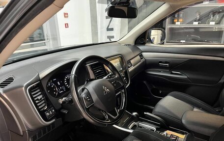 Mitsubishi Outlander III рестайлинг 3, 2017 год, 1 915 000 рублей, 8 фотография