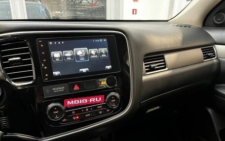 Mitsubishi Outlander III рестайлинг 3, 2017 год, 1 915 000 рублей, 14 фотография