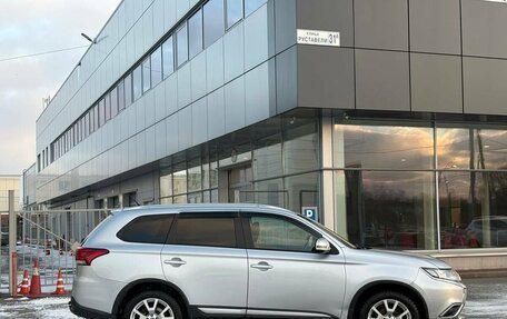 Mitsubishi Outlander III рестайлинг 3, 2015 год, 1 600 000 рублей, 9 фотография