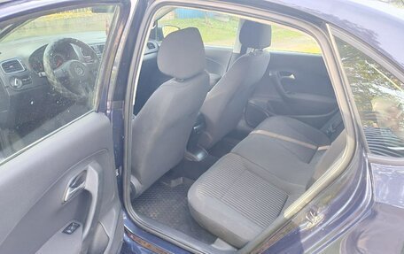 Volkswagen Polo VI (EU Market), 2011 год, 800 000 рублей, 2 фотография