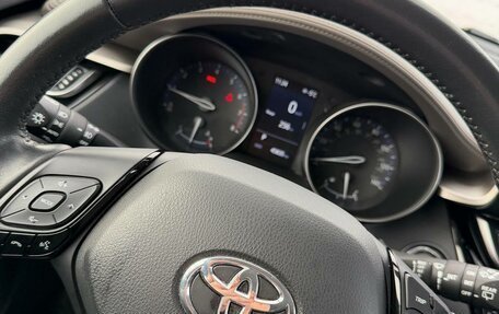 Toyota C-HR I рестайлинг, 2022 год, 2 630 000 рублей, 8 фотография