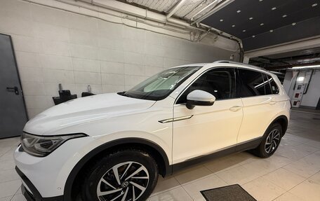 Volkswagen Tiguan II, 2021 год, 4 100 000 рублей, 4 фотография