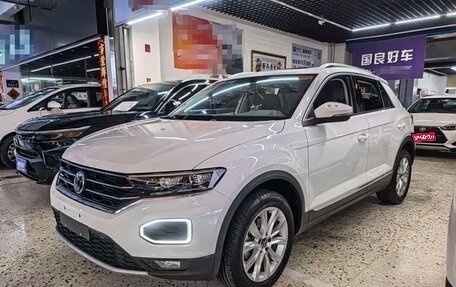 Volkswagen T-Roc I, 2023 год, 1 950 000 рублей, 1 фотография
