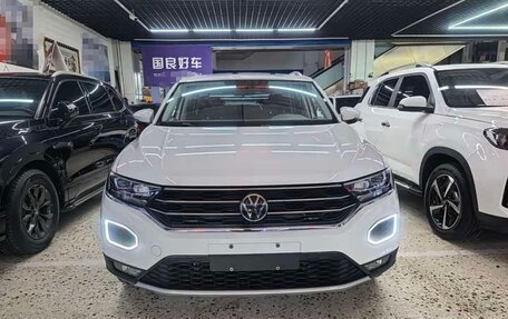 Volkswagen T-Roc I, 2023 год, 1 950 000 рублей, 2 фотография