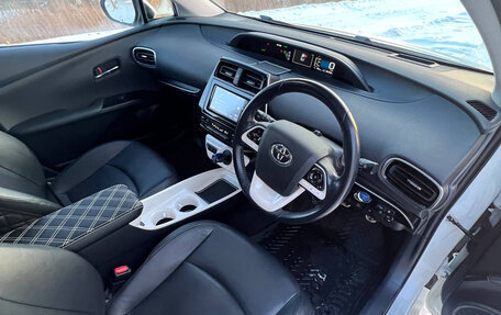 Toyota Prius IV XW50, 2016 год, 1 630 000 рублей, 1 фотография