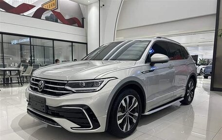 Volkswagen Tiguan II, 2023 год, 2 630 000 рублей, 2 фотография