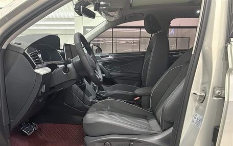 Volkswagen Tiguan II, 2023 год, 2 630 000 рублей, 10 фотография