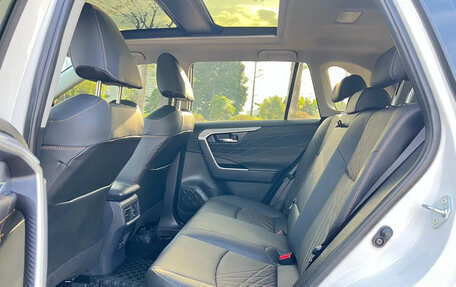 Toyota RAV4, 2025 год, 3 590 000 рублей, 15 фотография