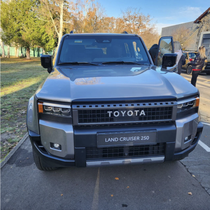 Toyota Land Cruiser Prado 150 рестайлинг 2, 2024 год, 13 000 000 рублей, 1 фотография