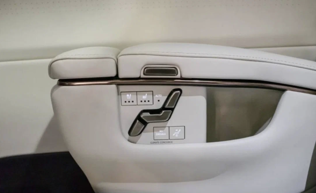 Lexus LM I, 2026 год, 25 000 000 рублей, 8 фотография